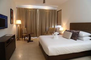 Katil atau katil-katil dalam bilik di Lemon Tree Hotel Candolim