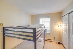 Postel nebo postele na pokoji v ubytování Cozy Catskill Condo - 2 Mi to Windham Mountain Ski