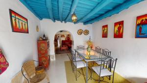 a dining room with a table and chairs in a room at La Nueva Andalusí in Cazalla de la Sierra