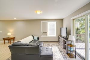 Χώρος καθιστικού στο Relaxing Catskills Apt Less Than 3 Mi to Windham Mountain!