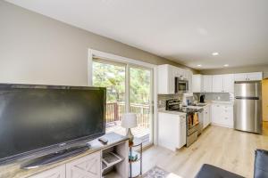 Η κουζίνα ή μικρή κουζίνα στο Relaxing Catskills Apt Less Than 3 Mi to Windham Mountain!