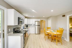 Η κουζίνα ή μικρή κουζίνα στο Relaxing Catskills Apt Less Than 3 Mi to Windham Mountain!