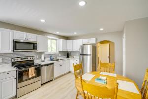 Η κουζίνα ή μικρή κουζίνα στο Relaxing Catskills Apt Less Than 3 Mi to Windham Mountain!