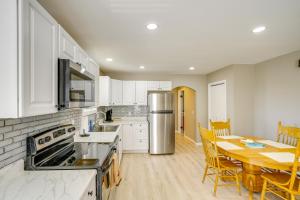 Η κουζίνα ή μικρή κουζίνα στο Relaxing Catskills Apt Less Than 3 Mi to Windham Mountain!