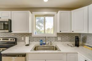 Η κουζίνα ή μικρή κουζίνα στο Relaxing Catskills Apt Less Than 3 Mi to Windham Mountain!