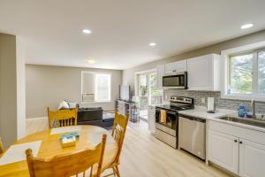 Η κουζίνα ή μικρή κουζίνα στο Relaxing Catskills Apt Less Than 3 Mi to Windham Mountain!