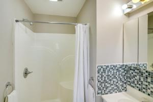 Ένα μπάνιο στο Relaxing Catskills Apt Less Than 3 Mi to Windham Mountain!
