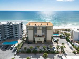 vista aerea di un hotel e della spiaggia di Sea Dunes 402 a Fort Walton Beach