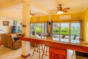a kitchen with a bar and a living room at Suite F101 Mara Laguna in San Pedro
