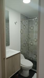 a small bathroom with a toilet and a shower at Vivienda Turística Ángel R2 in Salento