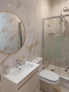 een badkamer met een toilet, een wastafel en een douche bij Apartamento Rota do Sol in Armação de Pêra
