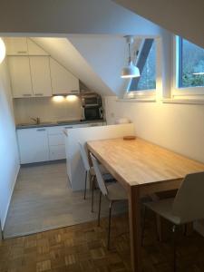 cocina y comedor con mesa de madera en Apartment Franc, en Kranjska Gora