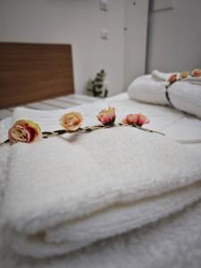 Home Ad Messinium في بومباي: مجموعة من الورود الوردية على السرير
