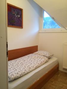 Cama pequeña en habitación con ventana en Apartment Franc, en Kranjska Gora