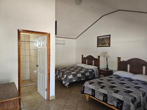 Postel nebo postele na pokoji v ubytování Sierra Hotel