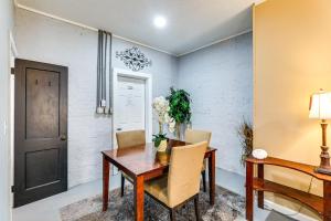 Area soggiorno di Backyard Oasis with Pool Sunny Sumter Studio!