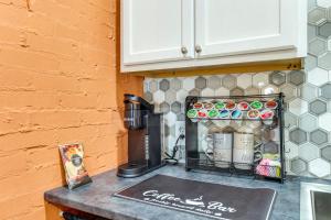 Cucina o angolo cottura di Backyard Oasis with Pool Sunny Sumter Studio!