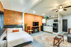 una camera da letto con un letto e un muro di mattoni di Backyard Oasis with Pool Sunny Sumter Studio! a Sumter