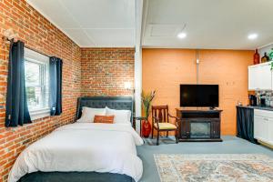 una camera da letto con un letto e un muro di mattoni di Backyard Oasis with Pool Sunny Sumter Studio! a Sumter Altre 20 foto