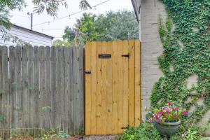 Foto dalla galleria di Backyard Oasis with Pool Sunny Sumter Studio! a Sumter
