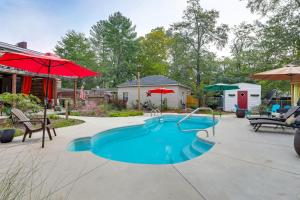 una piscina in un cortile con ombrelloni di Backyard Oasis with Pool Sunny Sumter Studio! a Sumter