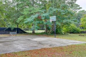 Foto dalla galleria di Backyard Oasis with Pool Sunny Sumter Studio! a Sumter