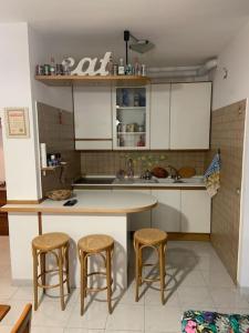 Η κουζίνα ή μικρή κουζίνα στο Appartamento zona centrale con barbecue