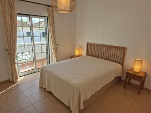 een slaapkamer met een bed en een groot raam bij Manta Azul in Manta Rota