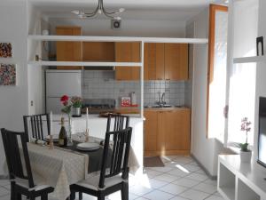 Una cocina con una mesa y sillas en una cocina. en Il Teatro, en Bérgamo 62 fotos más