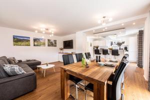 ein Wohn- und Esszimmer mit einem Holztisch in der Unterkunft Ferienwohnung Hoffmann-Schiffer in Bischofswiesen