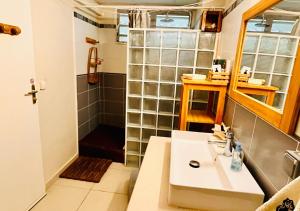 Koupelna v ubytování Studio Émeraude - Vue mer - 6 personnes + 13 fotografií