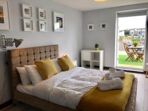 Ένα ή περισσότερα κρεβάτια σε δωμάτιο στο The Turner Apartment - Margate Beach - By Goldex Coastal Breaks
