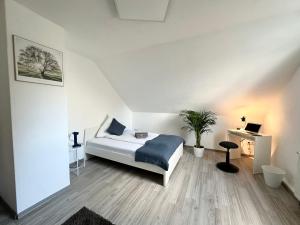 Katil atau katil-katil dalam bilik di Möbliertes Apartment in Herne-Mitte mit Parkplatz, Arbeitsplatz, WLAN- Super Anbindung an Autobahnen und ÖPNV -Für 1bis 3 Personen +13 gambar