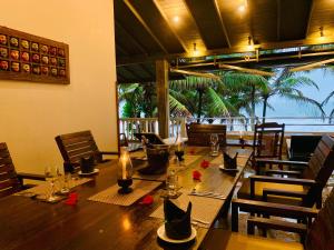 Ein Restaurant oder anderes Speiselokal in der Unterkunft Suite Lanka 