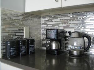 Příslušenství pro přípravu čaje a kávy v ubytování Five Islands Bay Vue Villa
