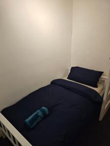1 cama con manta azul y almohada en London Serviced Accommodation x RM10 x DM 4 Weekly x Monthly Deals x Sleeps 10 x FREE Parking x FREE Wifi E, en Dagenham 6 fotos más