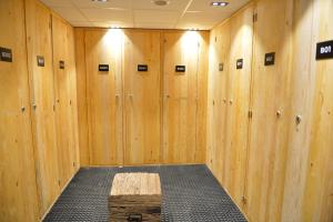 モントリオンにあるLe refuge de Montriondの木製ロッカー