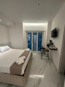 a bedroom with a bed and a table and a desk at Emerald Rooms in Naples +57 photos