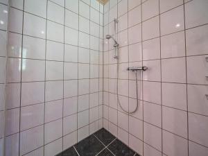 ブリクセン・イム・ターレにあるApartment Gabiの白いタイル張りの壁のバスルーム(シャワー付) +5枚の写真