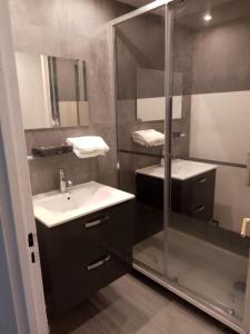 Ένα μπάνιο στο Appartement avec 2 chambres Morlaix et internet