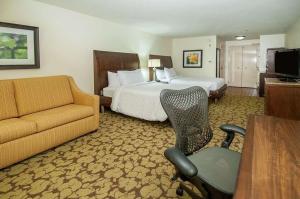 Wyndham Garden New Orleans Airport的电视和/或娱乐中心