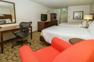 Wyndham Garden New Orleans Airport的电视和/或娱乐中心