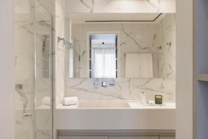 A bathroom at Jerônimo da Veiga 248 - Flat 1301