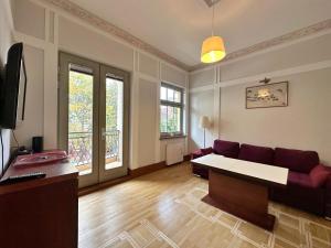 salon z kanapą i stołem w obiekcie Azja, Sopot Monte Cassino, Balkon, Parking w mieście Sopot +7 zdjęć