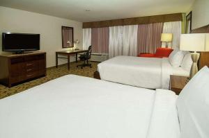 Wyndham Garden New Orleans Airport客房内的一张或多张床位