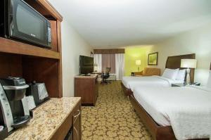 Wyndham Garden New Orleans Airport客房内的一张或多张床位