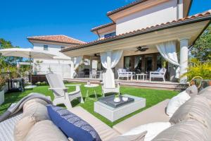 Φωτογραφία από το άλμπουμ του Casa Luna 16 - Gated Seaside Village with Shared Pool, Jacquzi, & Beach Cove στη Τζωρτζ Τάουν