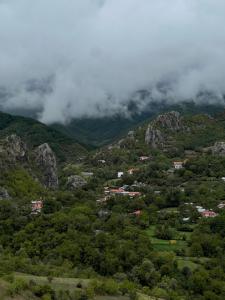 una ciudad en medio de una montaña en Peto House, en Strelcë