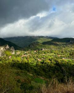 Una vista de un pueblo en un valle con montañas. en Peto House, en Strelcë