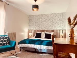 a bedroom with a bed and a desk and a chair at Appartement style chalet avec grande terrasse et parking prive in Chamonix-Mont-Blanc +17 photos